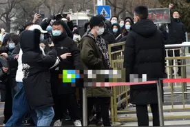 张艺兴春晚彩排胖一圈，脸部臃肿差点没认出，快速离开不理路人图片