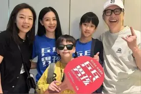 63岁庾澄庆晒美照，身材矮小满脸老态，和小14岁二婚妻子罕见同框图片