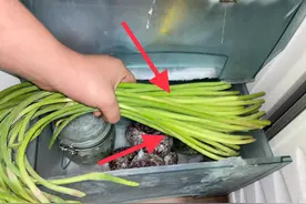 把蒜苔放冰箱冷冻室里保存，教你正确做法，放一个月都新鲜图片
