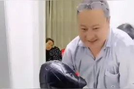 男子偷偷带双胞胎回老家过年，爷爷高兴到语无伦次，奶奶反应亮了图片