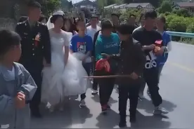 贵州一奶奶为防孙子被婚闹，手提木棍一路护送：我都没舍得打他图片