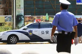 两男孩捡到女婴送人，13年后打听到女孩下落，匿名探望现催泪一幕图片