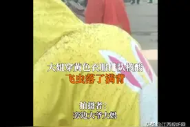 密集恐惧症慎入！女子穿黄衣排队满背飞虫图片