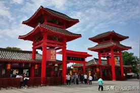 旅游旺季 开封清明上河园里 这个表演被围观图片