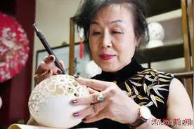 「好品山东」鸵鸟蛋上雕乾坤图片