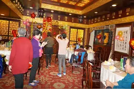 广东老板给老父过寿，连开12瓶茅台，喝完瓶子全砸烂，网友热议图片