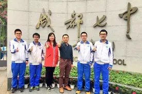 高中生向老师泼开水被开除，网友质疑处罚过重，知情人透露出真相图片