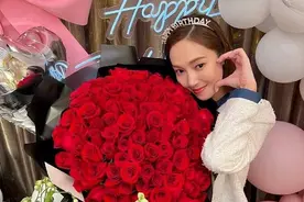 郑秀妍晒庆生照感谢粉丝 手捧大束玫瑰花笑容超甜图片