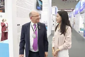 讲中文、用汉字、试驾中国跑车… 外国展商“花式”抢订单不遗余力！图片