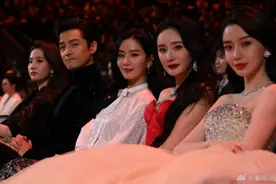 微博之夜：baby斜瞄黄晓明，和杨幂聊美甲，邓超飞吻，胡歌被围绕图片