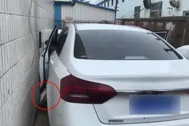 烟台福山：停车忘拉手刹脚被卡，消防员徒手抬车救人！图片