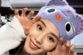 刘诗诗戴虎头帽子晒自拍 可爱满分图片