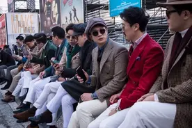 上了年纪的男人，夏天多穿“白裤子”！造型清爽不油腻，还很减龄图片