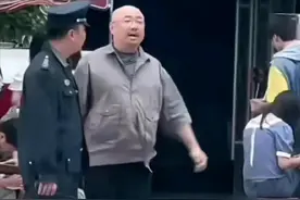 徐峥又胖了！肥头大耳，肚子像怀胎8月，沈腾却瘦若两人图片