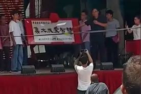 孩子考上清华家长请乡亲看戏六天，团长：每天唱三场，人多的时候台下有上万人图片