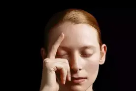 蒂尔达·斯文顿：全世界最“懂”男人的女人，还有个小17岁的情人图片