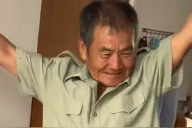 父亲拆开两个女儿送的礼物，开心得像个孩子！图片