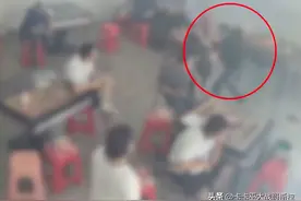 湖南邵阳麻将馆内女子怀抱孩子遭男友暴打，警方介入调查图片