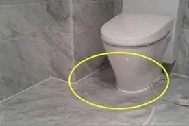 马桶底座“发霉发黑”？不用换玻璃胶！教你这么做，霉斑自动消失图片