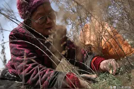 辽宁大妈上山挖野菜，无意挖出12瓶老茅台，行家：可以安享晚年了图片