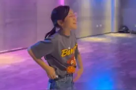 基因太强大！10岁甜馨穿千元T恤跳舞打扮奢侈，battle妈妈赢面大图片