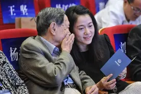 相差54岁的爷孙恋！为照顾杨振宁早起18年，翁帆到底图什么？图片