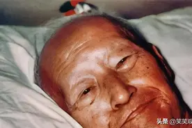 1965年，李承晚弥留之际罕见镜头，唇角微微抿起，两眼空洞而无神图片