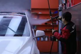 洗车工的初心 希望每一辆车辆都为古城靓丽添彩图片