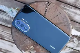 它是续航最好的鸿蒙手机，搭载6000mAh电池+LCD屏幕图片