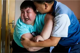 江西14岁男孩体重300斤，一顿能吃18包泡面，临死之前：我要减肥图片