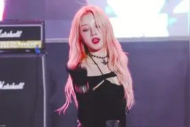 宋雨琦回韩国发展变超辣！粉色长发造型变身“人鱼公主”图片