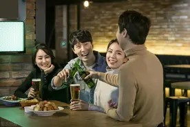 女婿每天晚上喝一瓶啤酒，身为丈母娘的我看不惯，可以制止吗图片