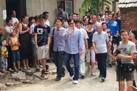 10年前，成龙安徽和亲哥相认，对方一贫如洗，他帮没帮两个哥哥？图片