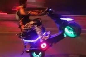 车、少女、夜色组成的另类鬼火故事：开车的技术硬，搭车的八字硬图片