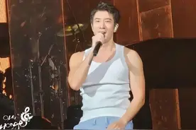 王力宏原本在表演过程中跪下，情绪彻底崩溃，萧亚轩、范玮琪现场力挺图片