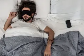 左侧卧睡伤心？右侧卧睡伤肝？到底哪种睡姿最好？看完你就知道了图片