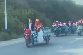 三轮婚车队太吸睛！市民跟着围观半小时图片