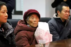 客居他乡34年！老人和儿子团聚图片