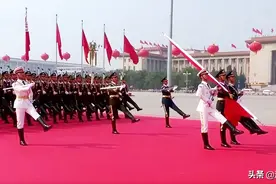 揭秘阅兵仪式“国旗红”地毯：40万个废水瓶20多天赶制而成图片