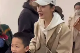 《狂飙》“程程”带儿子参加活动，小家伙一脸抗拒，神似黄海波图片