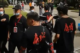 靳东现身长沙某小区拍戏，皮肤光滑腰杆挺不像45岁：看到白头发了图片