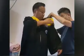 养恩大于天！男生毕业把学士服带回家给继父穿，耐心帮整理，母亲落泪：16年的继父，给予精神支持和经济帮助图片