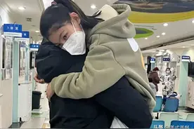 1米63的小学生女儿生病了，被老父亲抱着，评论区笑麻了图片