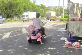 无牌上路、逆向行驶、占道乱停！“老年代步车”安全隐患令人忧图片