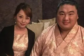 日本最惨相扑手：被漂亮的老婆家暴，出轨后还想分走他5亿家产图片