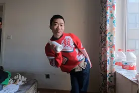 全网最娘男主播王甜心，985高材生变邋遢主播，出租屋住成垃圾堆图片