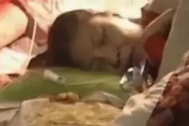 真实故事:河北35岁女孩装瘫,欺骗亲人伺候20年,监控拍下可耻行为图片