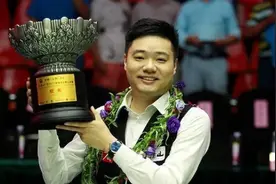 36岁丁俊晖近照，身价过亿常年住英国，女神妻子颜值身材胜潘晓婷图片