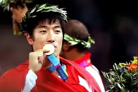 曾是亚洲跨栏第一人，却在退役后被全网网暴，刘翔如今怎样了图片