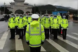 珠海普陀寺、金台寺车水马龙，交警一大早现场指挥！一站就是一整天！图片